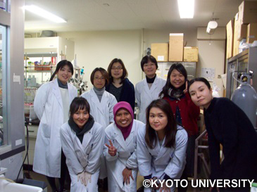 インドネシアから来日した研修生と研究室での様子（写真提供：京都大学）