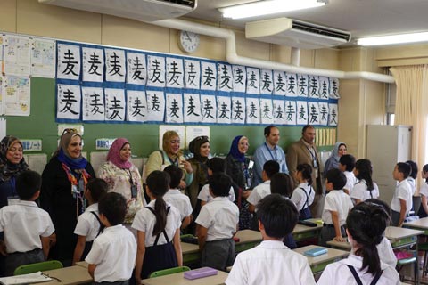 各学校への「トッカツプラス」導入に当たり、教員への研修を担う「指導員」（マスター・トレーナー）をプロジェクトで養成している。指導員を対象にした本邦研修も実施し、学校視察等を通して、日本における特別活動の実践状況について理解を深めた。本画像は、視察先の都内の小学校にて、生徒より挨拶を受ける指導員一行。