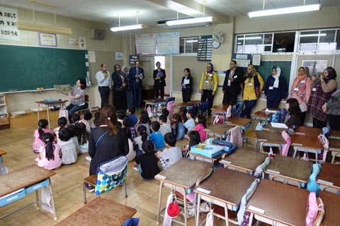 本邦研修の視察先である都内の小学校にて、特別活動の一環として行われる「朝活動」の様子を視察する指導員。