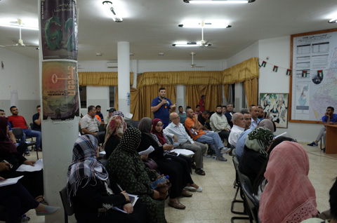 住民公聴会で質問する難民キャンプの住人