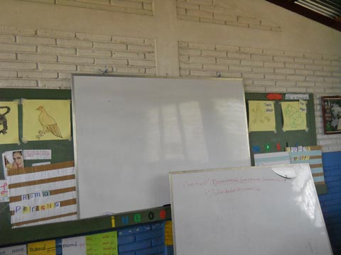 既存の黒板の上にホワイトボードを設置して使用している。：マドリス県テルパネカ市エル・カルボナル・アリーバ