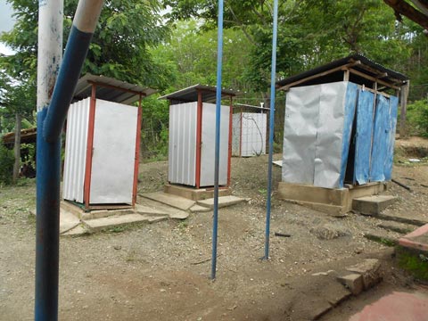 敷地内にトイレがいくつも建っている。汚物がいっぱいになると埋めて、別の場所に移る。：ヌエバ・セゴビア県ハラパ市ミゲル・イダルゴ・コスティージャ