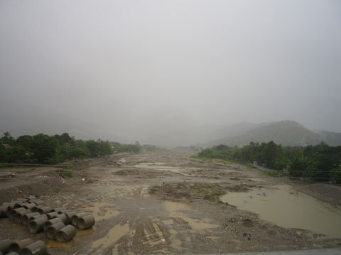 （協力実施前）コモロ橋付近での降雨時の河川状況