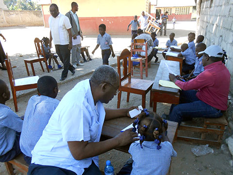 Toussaint Louverture校　教室不足により技プロの活動を校庭で実施している様子
