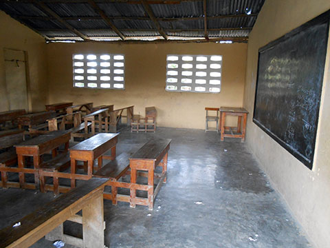 Trianon校　老朽化の目立つ小中共用（午前と午後）教室