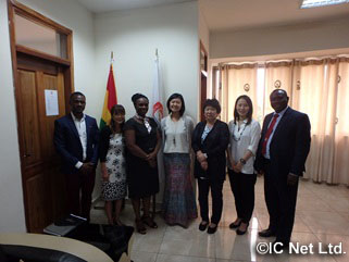 ガーナ看護師助産師協議会(Nursing and Midwifery Council of Ghana: NMCG)訪問(一番右がRegistrarのFelix Nyante氏)(写真提供:IC Net Ltd.)