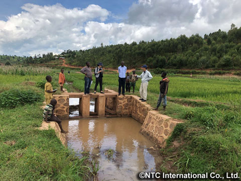 灌漑スキームの取水施設を調査するプロジェクトチーム（写真提供：NTCインターナショナル）