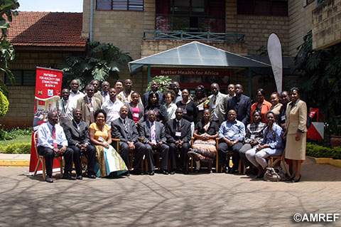 保健システム強化養成者研修(英語圏)受講修了式の様子(2012年11月、ケニアナイロビ)実施機関であるAmref、JICA事務所長、受講者ら(写真提供:AMREF)