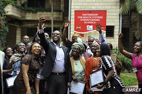 保健システム強化養成研修(英語圏)受講修了式の様子(2015年7月、ケニアナイロビ)(写真提供:AMREF)