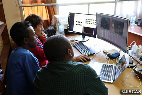 課題1：LRI（Radioisotopes Laboratory of University of Antananarivo）に高性能コンピュータと解析ソフトを導入し、ドローンで撮影された画像解析を実施（写真提供：国立研究開発法人　国際農林水産業研究センター）