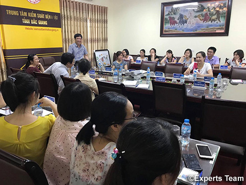 デング熱ウイルス検出に関するフォローアップ研修がBac Giang省CDCにて2018年6月に行われた際のNIHE Dr.Thuyによるバイオセーフティ講義の様子(写真提供:専門家チーム)