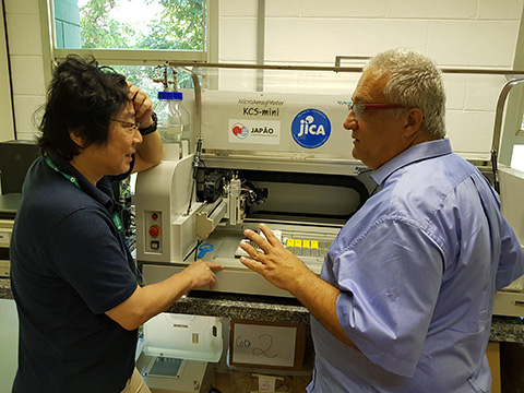 在外研究員とカウンターパートによる薬剤耐性真菌のマイクロアレイチップによる測定方法の検討
