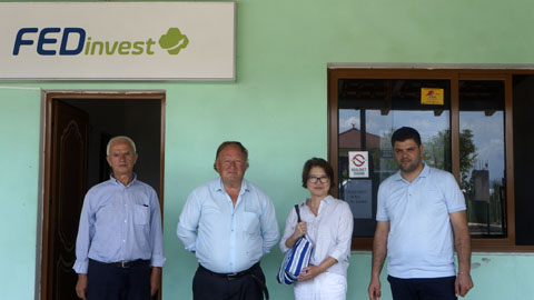 Fier地区のFEDインベスト農村支店の職員と会員代表
