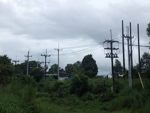 国道48号線沿いに施工された22キロボルト架空配電線および地中配電線設置工事後の状況
