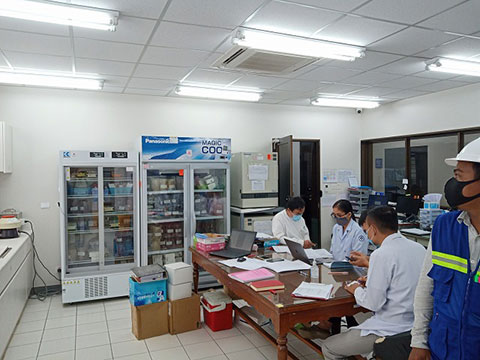 完了後）薬局事務室。既存の冷蔵庫が移設され効果的に活用されている。