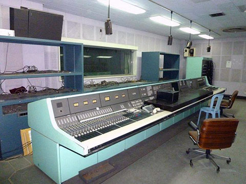 （協力実施前）ヤンゴン支局スタジオNo.1副調整室。据付後33年が経ち機材のほとんどが故障し、ヤンゴン支局の番組制作機能は著しく低下していた。