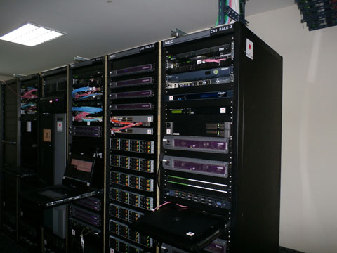 （協力実施後）中央機器室。アーカイブシステム、番組管理システムなど、本計画で整備された機器の中枢部。既設機器に隣接させ保守性を確保。