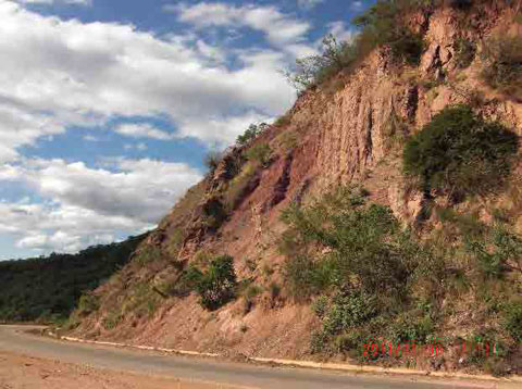 連続する崖面と突出する岩盤。崩壊跡地までの高さが国道から90メートルあり大量の土石流の可能性がある。