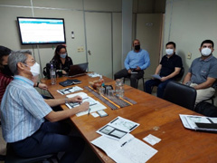 SENAVE、SUMI社との意見交換の様子 左から遠藤チーフアドバイザー、SENAVE 研究所Alba化学分析課長、Gonzalez SENAVE総裁、SUMI高岡社長、SUMI社Carlos技師