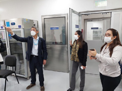 SENACSA新研究施設視察の様子 左から、遠藤チーフアドバイザー、Diana建築技師、SENAVE 研究所Alba化学分析課長