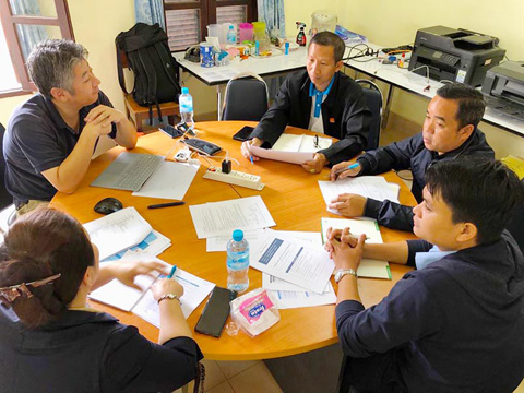 水道公社職員にOJT活動を行うさいたま市水道局の石川短期専門家（左上）。MaWaSU2では、カウンターパートも一緒になって考え、相手の主体性を引き出すことを大切にしている。
