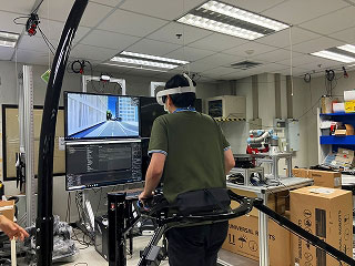 VRで歩行シミュレーションするNECTEC研究者