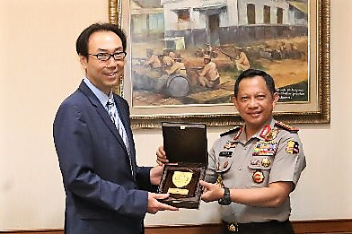 インドネシア国家警察長官から記念品授与を受ける大原プログラムマネージャー