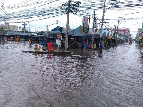 2011年に発生したバンコク市内における洪水　ランシット付近の町が水没