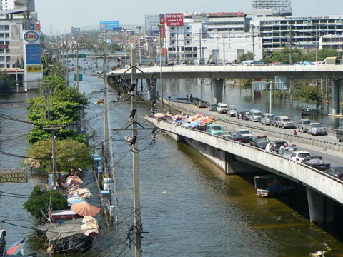 2011年に発生したバンコク市内における洪水　高速道路上に駐車する避難車両