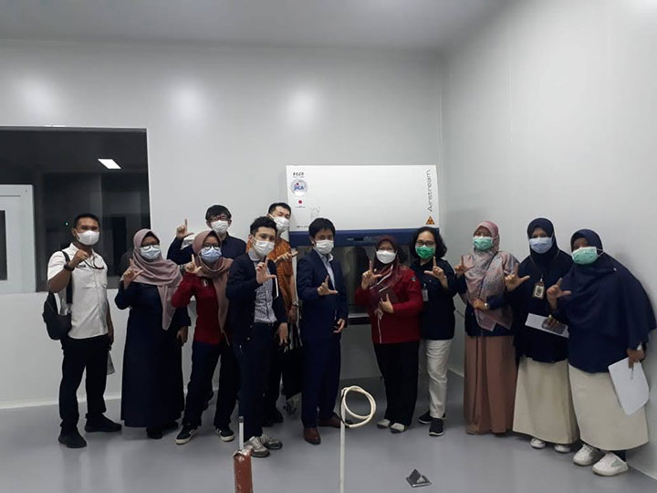 6月22日　南スラウェシ州BTKL訪問　中央に供与機材のBiosafety Cabinet