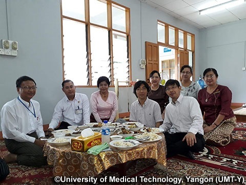 大学による課外活動(仏教行事)(写真提供:国立ヤンゴン医療技術大学)