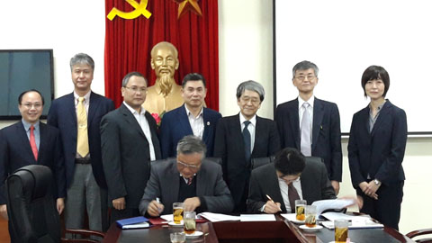 現地調査時の様子。日本側協力機関と共に現地を訪問し、共産党中央組織委員会（CCOP）及びホーチミン国家政治学院（HCMA）とプロジェクト枠組みについて協議し、合意、署名（2019年1月）