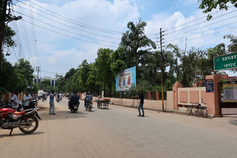 対象敷地へのメインアプローチ道路（ナガル・ニガム通り）。車、バイク、歩行者など往来量は多い。