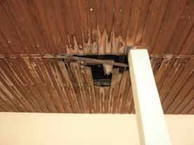 （プノンペン）集会室棟エントランス正面天井　雨漏りによる損傷と見られる。