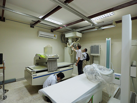 (協力実施前)チャンパサック県病院X線検査室1:奥は2005年に世界銀行の支援で設置。手前は保健省により2017年に設置。