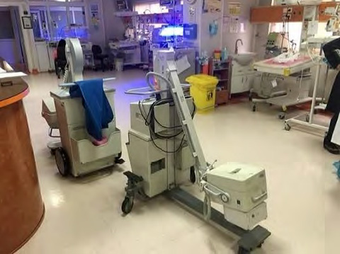 移動型X線診断装置。新生児集中治療室に2台配置。1台は調達後20年以上経過しており不稼働。いずれもコンピュータX線撮影(CR)タイプで撮影画像をその場で確認できない。移動が困難な術後患者などの診断が可能な平面X線検出器(DR)タイプへと更新する。