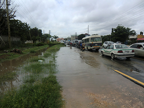 （協力実施前）1.7キロメートル付近、雨期、道路冠水の様子。