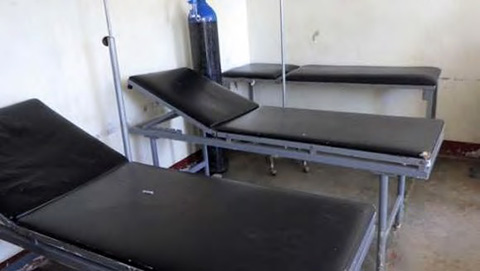 （西ナイル地域）アルア地域中核病院。救急部門。簡易なベッドと酸素ボンベがあるだけで必要な機材が整備されていない。