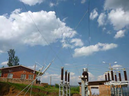 ガソギ変電所−既設の変電所は用地制限があるため隣接する用地を収用して変電所を新設する。