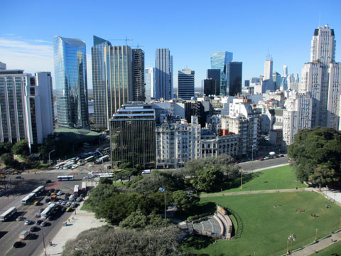 ブエノスアイレス都心部のサンマルティン公園と摩天楼