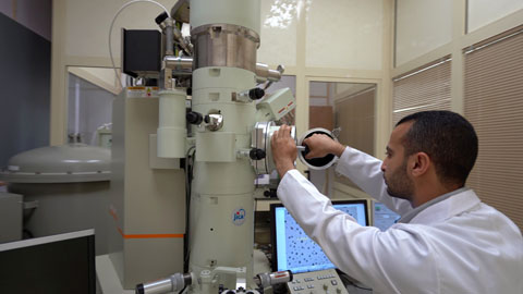 電子顕微鏡を操作する技術部エンジニア
