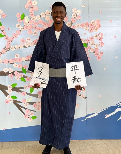 着物を体験する留学生