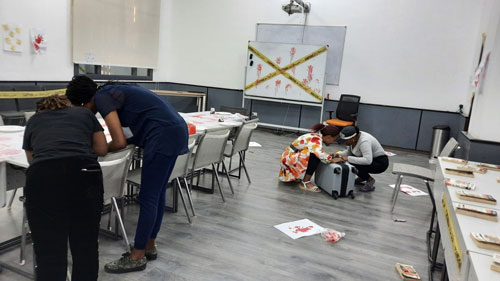 脱出ゲームを楽しむ留学生たち