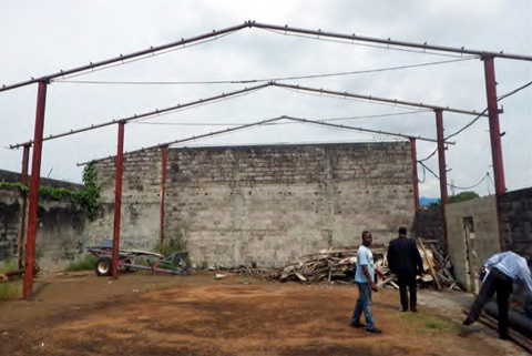 チャング柔道クラブ（ドン・ボスコ技術中学校）柔道場：屋根が撤去された施設の中にあり、10メートル×10メートルのエリアにおが屑が敷き詰められている。