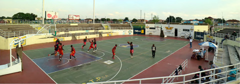 国立競技場（バスケット競技場）。キンシャサ市のバスケット公式試合をここで全て行う。観客席は500席程度。ここでは柔道やバレーボールの公式試合も行われている。