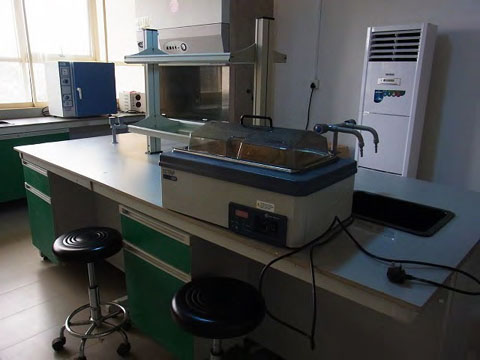 NRL既存棟　細菌検査室。バイオセーフティ・キャビネット、恒温水槽、インキュベーターなどの機材が設置されている。