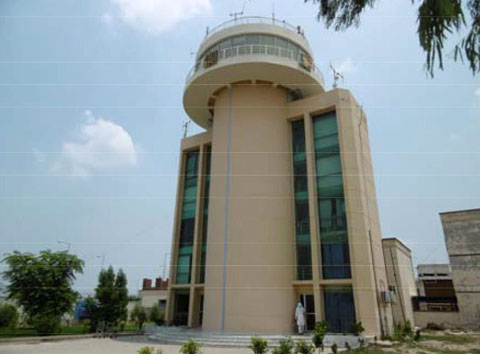 ムルタン国際空港管制塔。ムルタン気象レーダー塔施設からムルタン国際空港管制塔間を結ぶ気象レーダー通信システム（無線通信LAN）のための無線装置アンテナを、管制塔の屋上に設置する計画である。