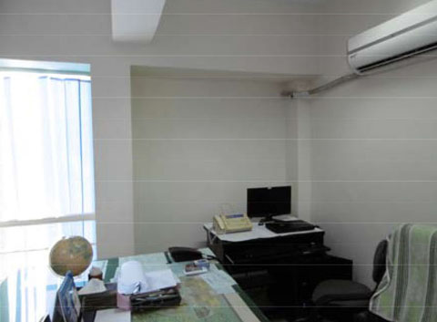 ムルタン気象事務所予報室。ムルタン国際空港管制塔内に位置し、気象レーダーデータ表示システム用機材を設置する計画である。