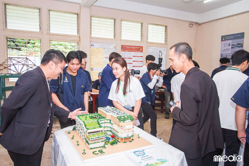 FEN students explained the models and posters in their booth