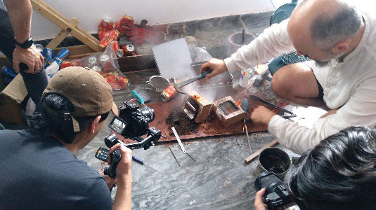 集めたアルミ缶を溶解し、歩行器のパーツの鋳造を行う（写真／山田浩司）